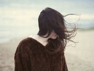 分手后的伤感个性签名大全 相爱这个词太漂亮又太心酸