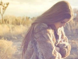 悲伤女生意境个性心情签名 明知道爱情并不牢靠