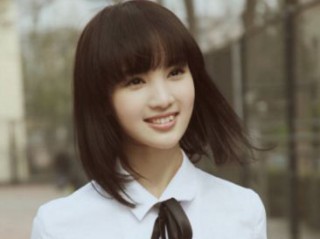 年森系小清新女生个性签名 雨中打伞而过的美丽