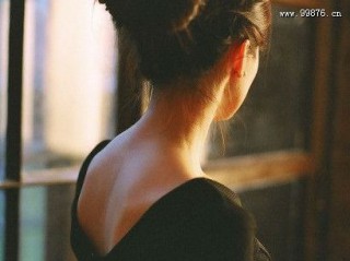 心酸失落的伤感语句 超过了友情还不到爱情