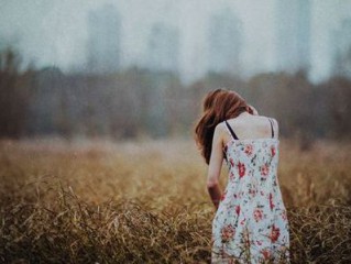 好听的qq签名在乎某人的 你笑的时候我就好像拥有了全世界