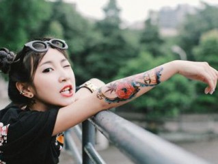 搞笑的qq个性签名超拽 你胸小就别讲话